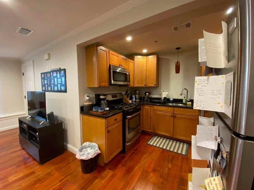 92 Pleasant St - Photo 5 of 11