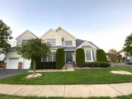 featured image of 2 Hampshire Pl