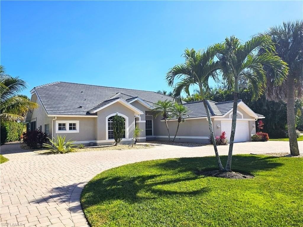 300 Wentworth Ct - Photo 3 of 39