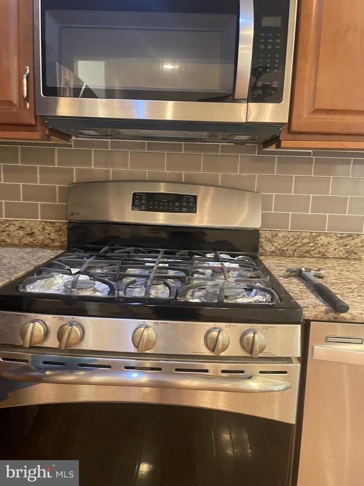 5102 Glassmanor Dr - Photo 4 of 36