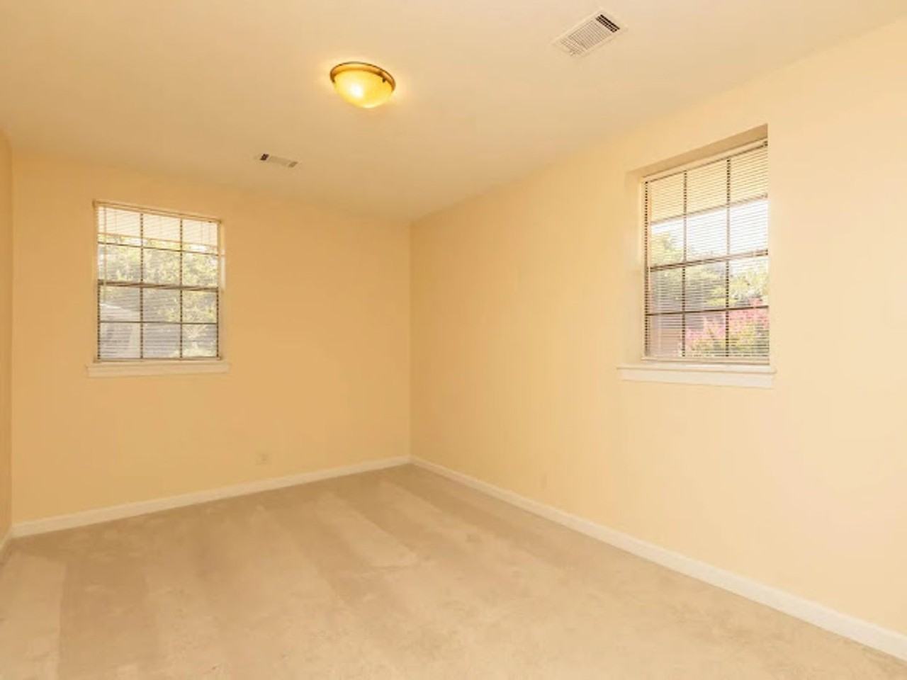 Astor Arms - Photo 4 of 16