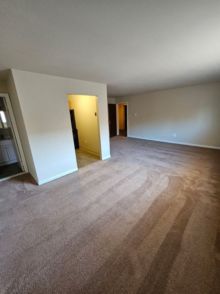 HOLLY GARDEN APARTMENTS - Photo 4 of 10