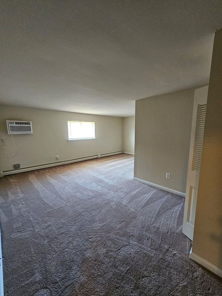 HOLLY GARDEN APARTMENTS - Photo 5 of 10