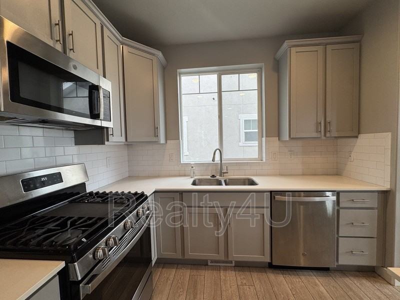 1433 W Dairy Ln - Photo 3 of 17