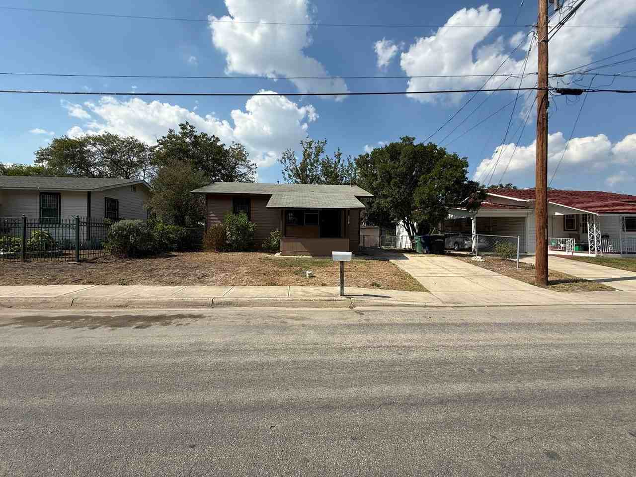 3003 Venus St - Photo 2 of 30