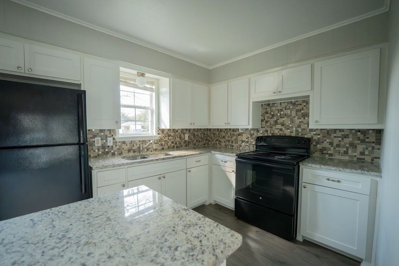 501 Center St - Photo 2 of 10