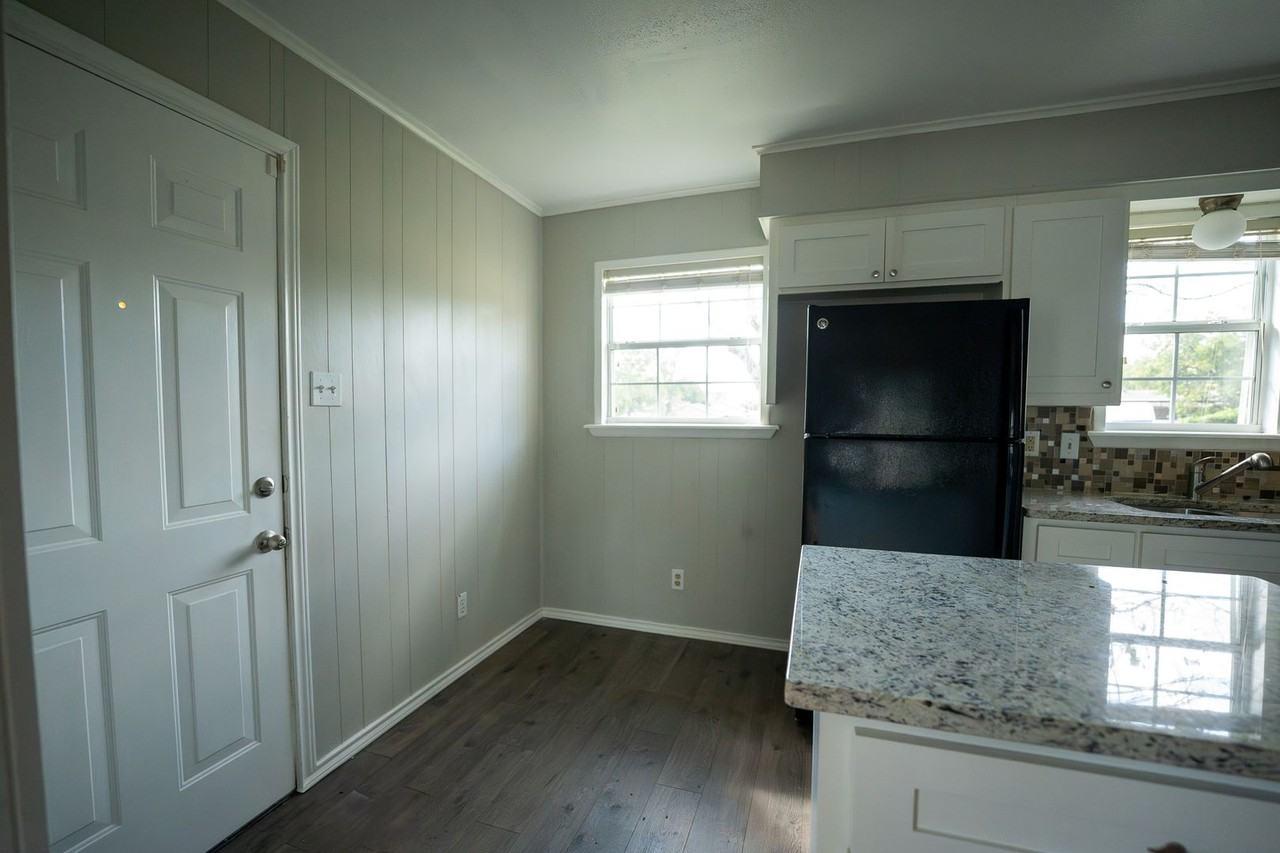 501 Center St - Photo 3 of 10