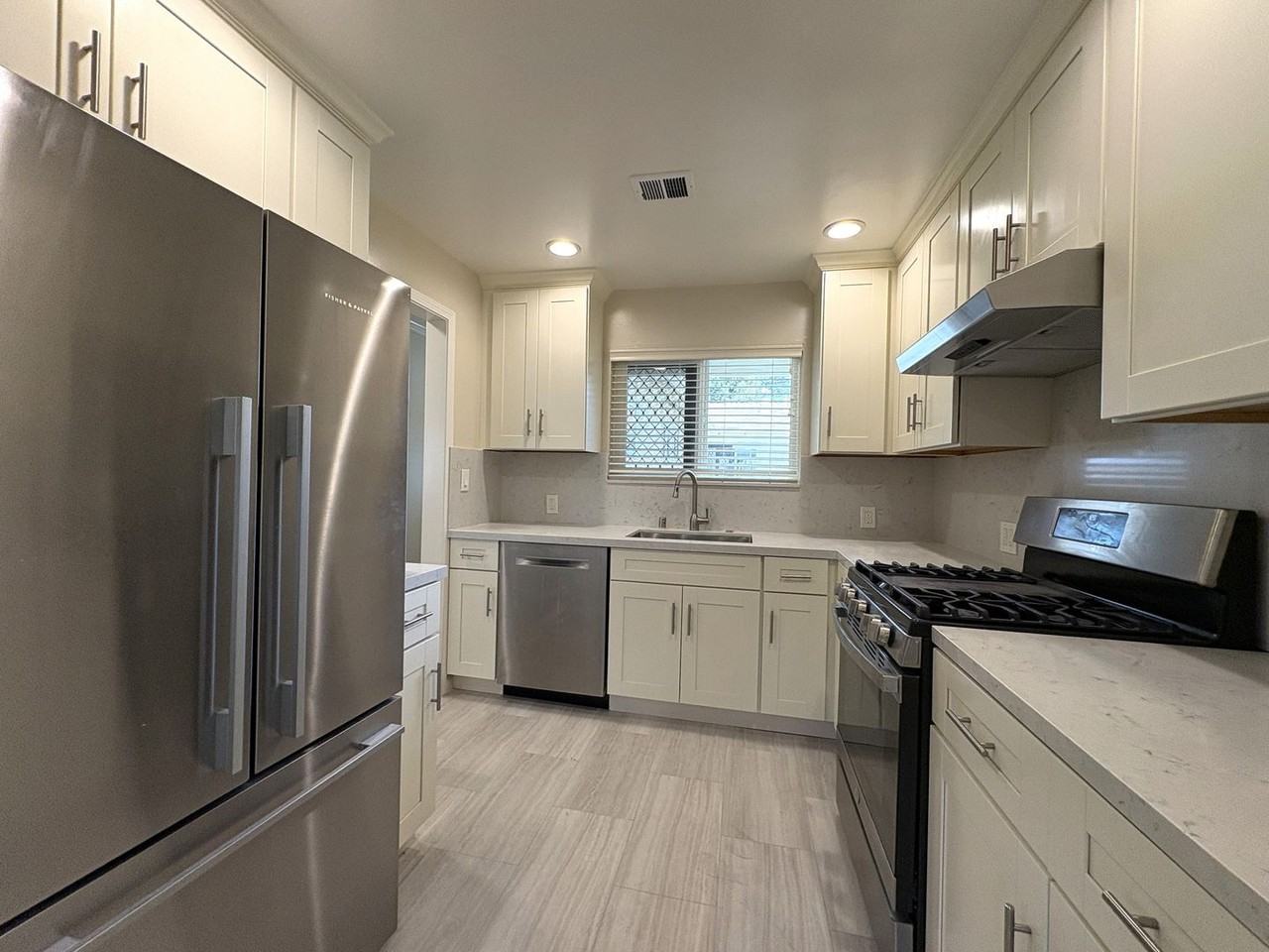 830 University Ave - Photo 2 of 10