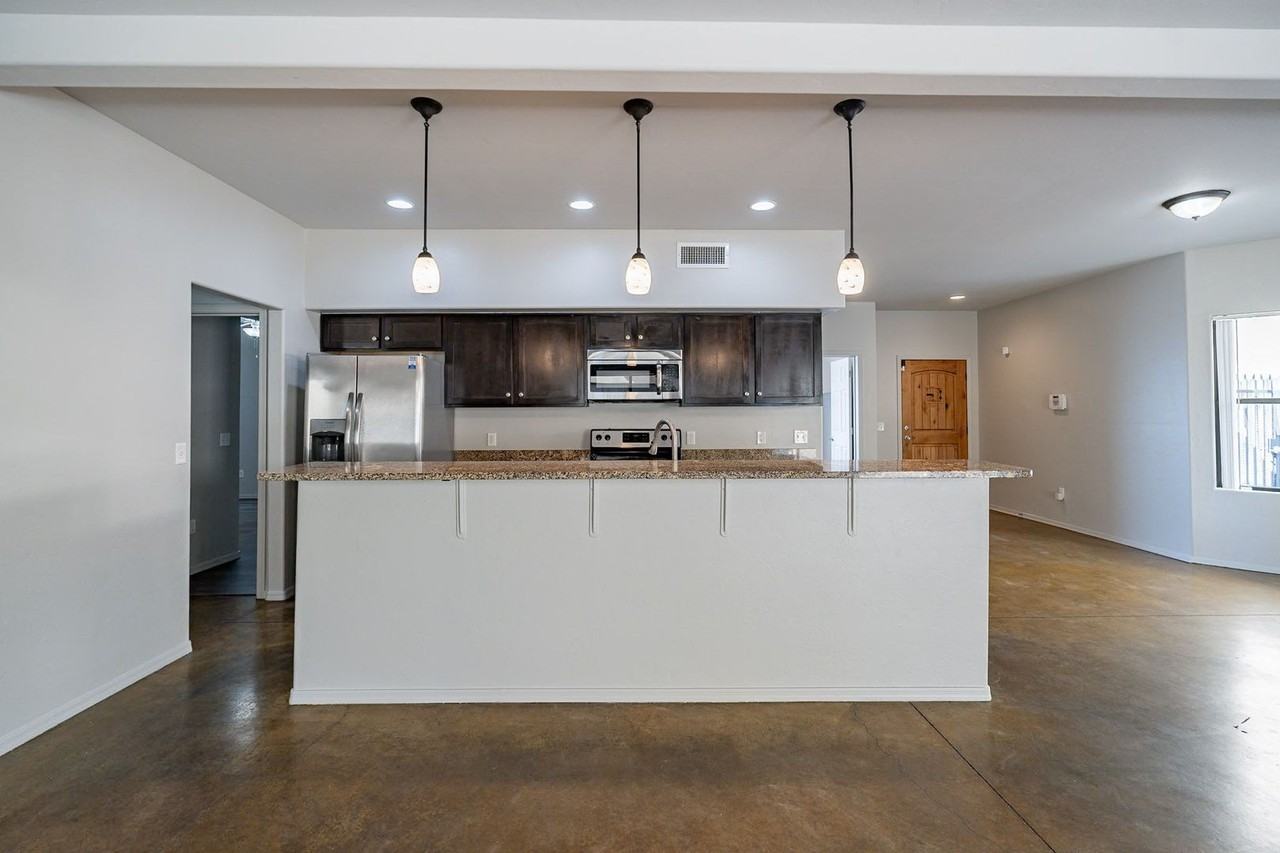 774 E Seneca St - Photo 5 of 38