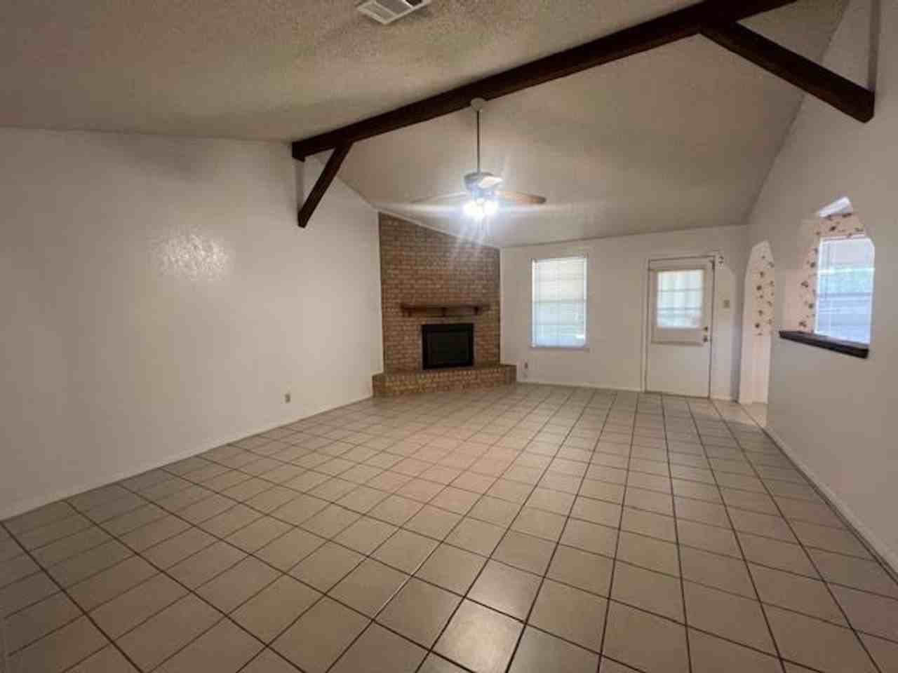 129 Houston Dr - Photo 3 of 20
