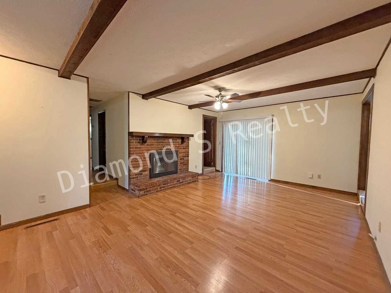 2910 E Monroe Ter - Photo 2 of 18