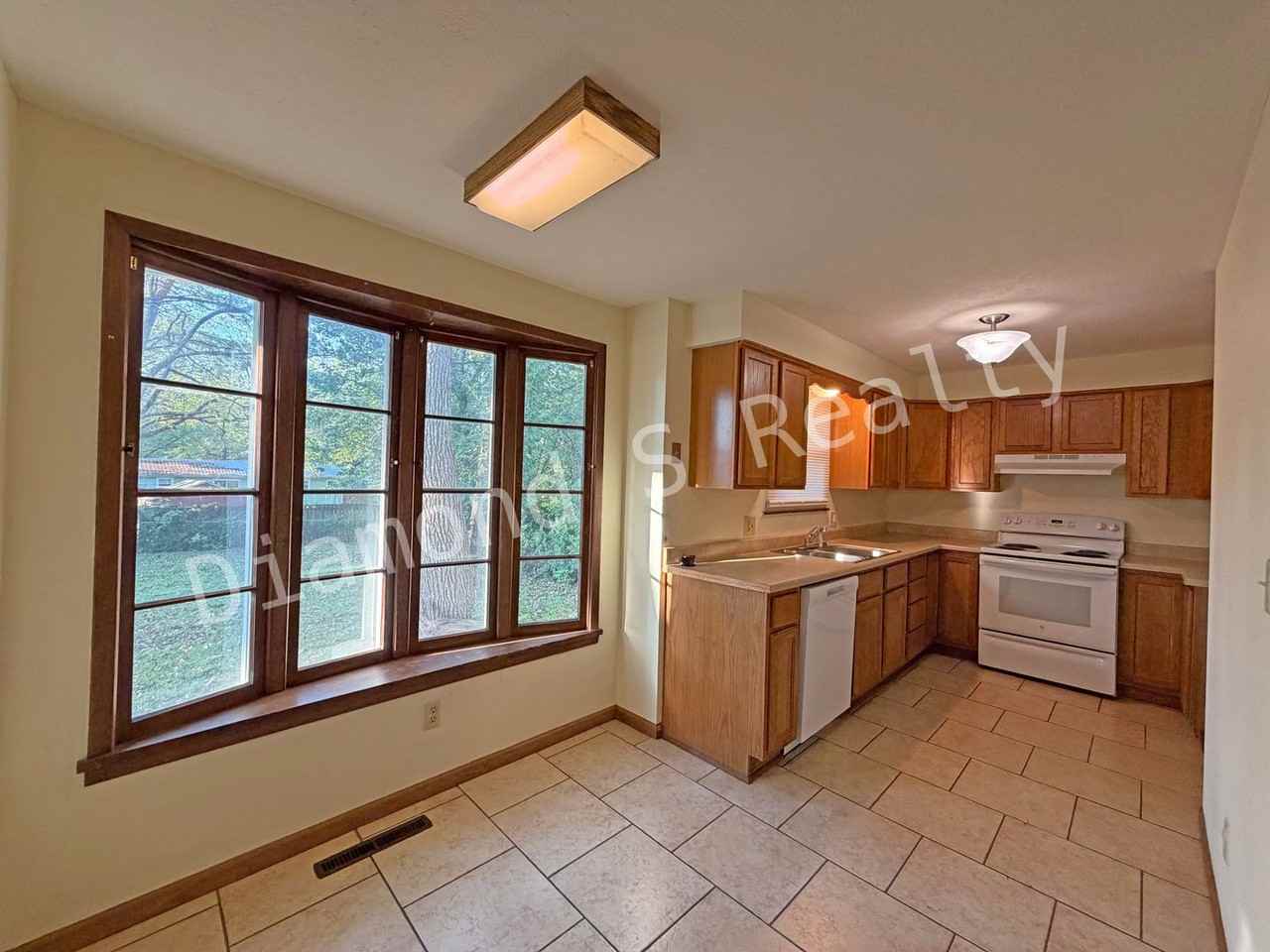 2910 E Monroe Ter - Photo 4 of 18