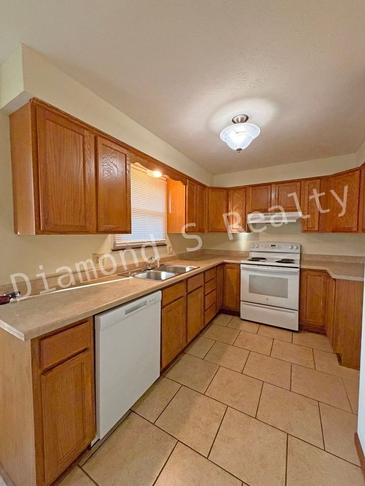 2910 E Monroe Ter - Photo 6 of 18