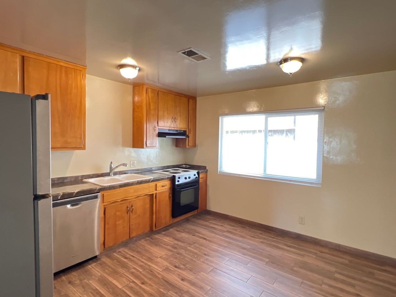 4300 Columbus St - Photo 6 of 12