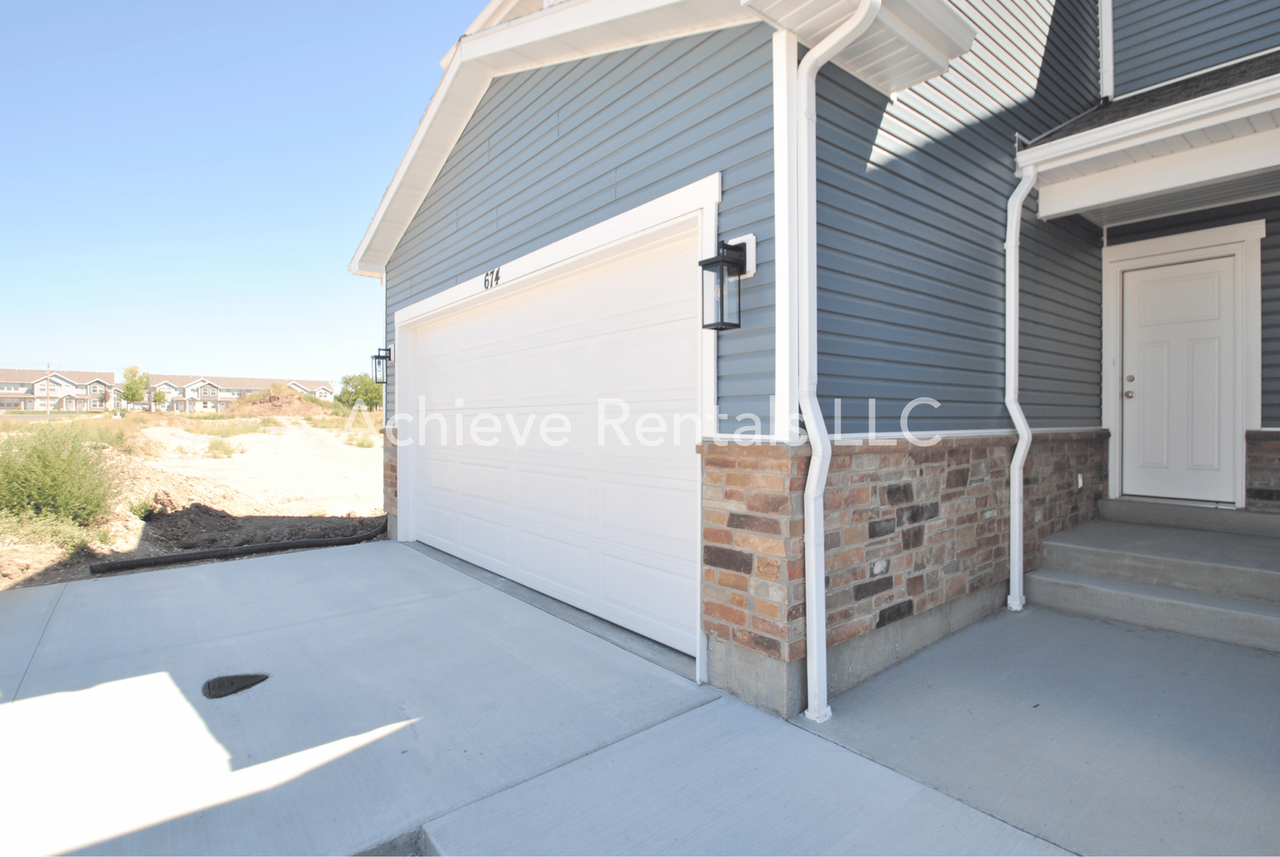 674 S 85 E - Photo 2 of 16