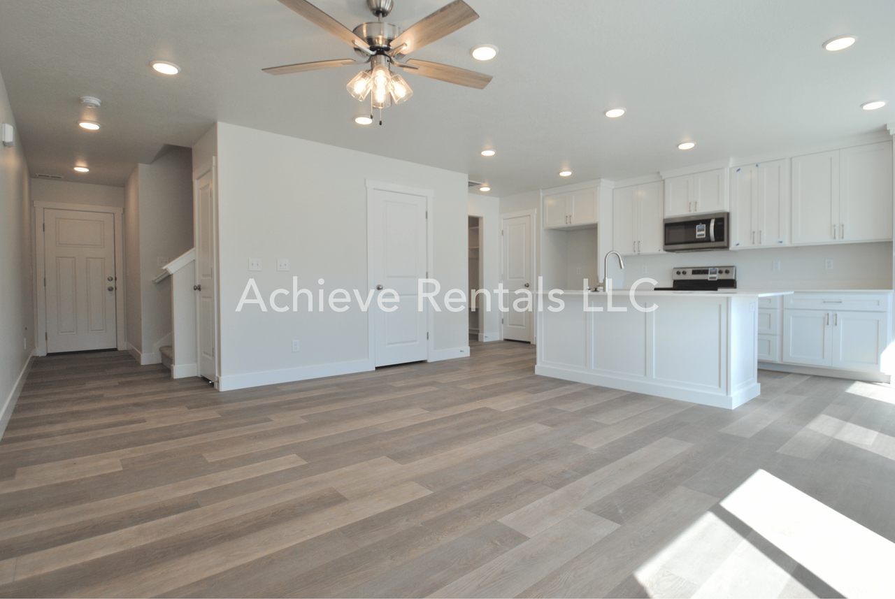 674 S 85 E - Photo 3 of 16