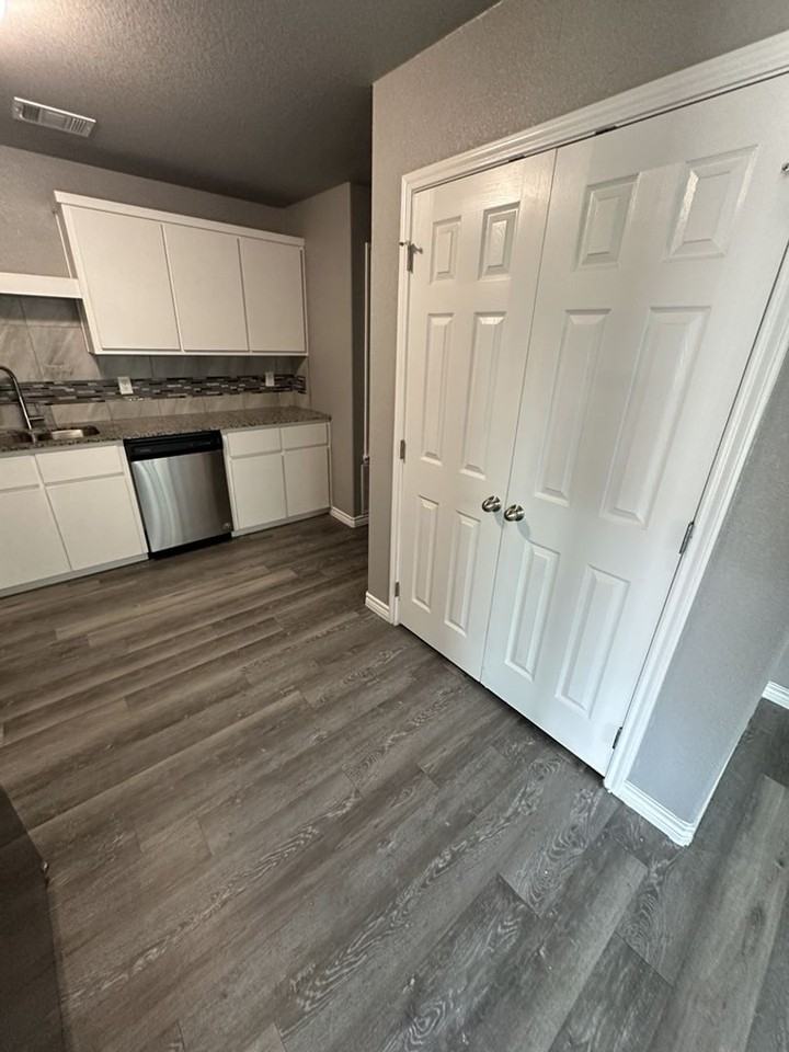 1014 Zora Dr #B - Photo 4 of 17