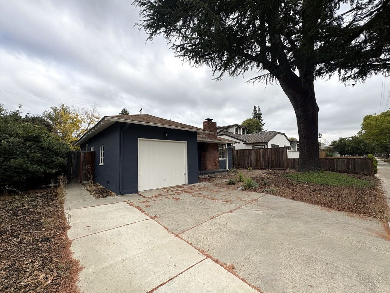 1023 Embarcadero Rd - Photo 2 of 20