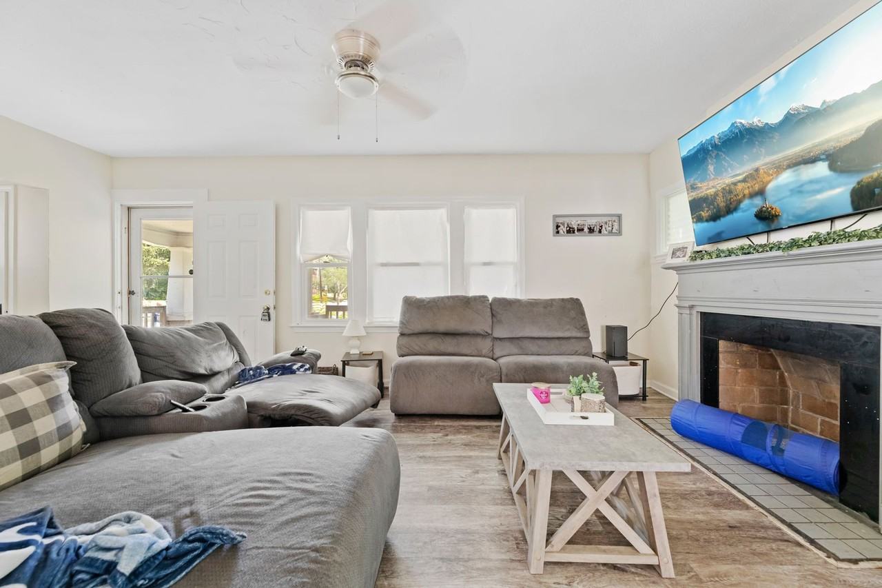 376 Grace Ave - Photo 4 of 21