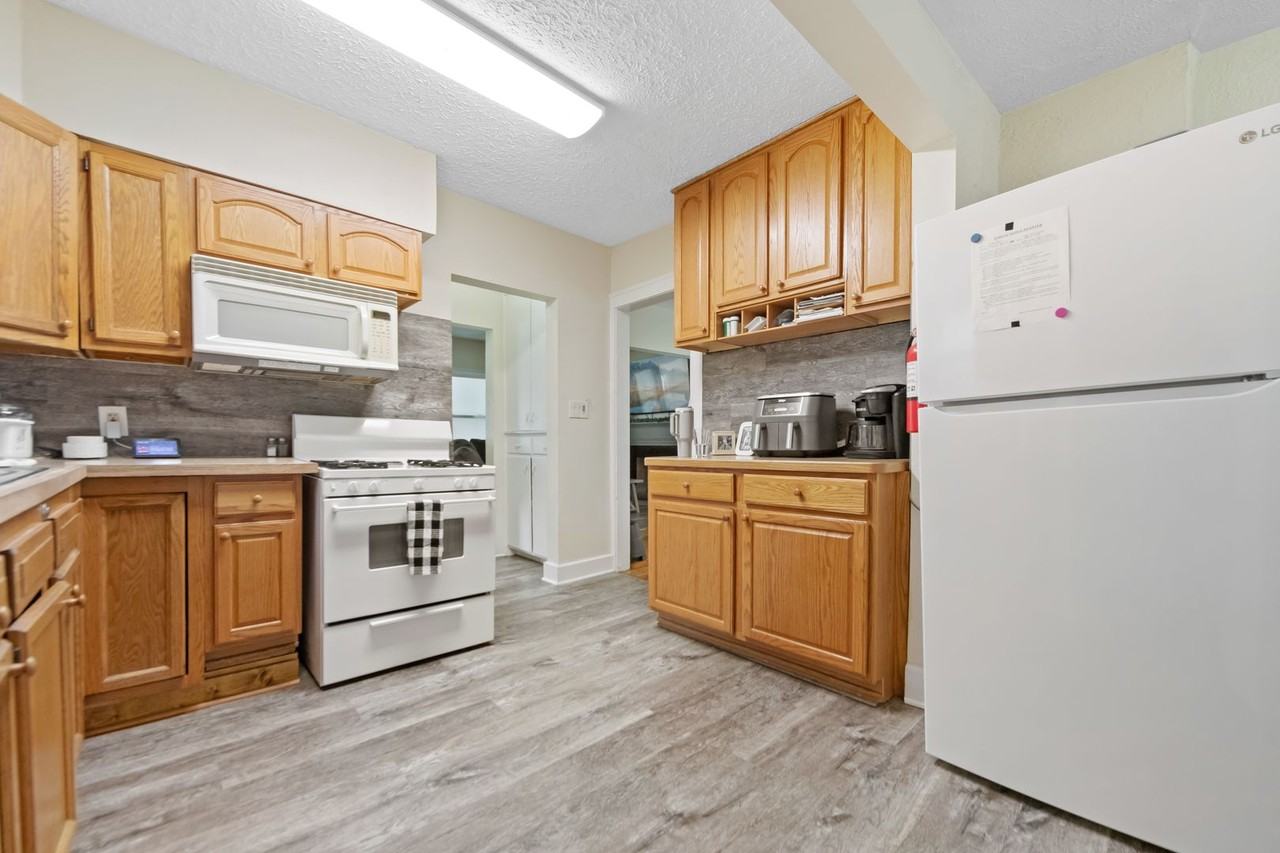 376 Grace Ave - Photo 7 of 21