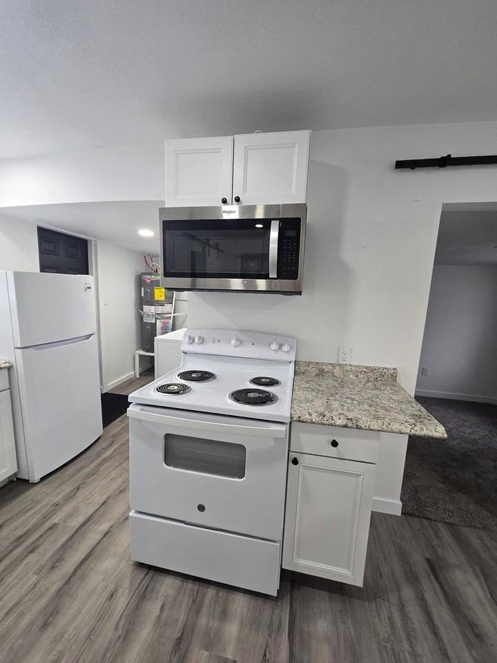 423 1/2 Puget St - Photo 5 of 12