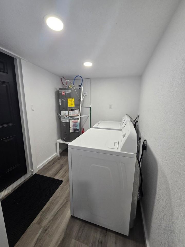 423 1/2 Puget St - Photo 7 of 12
