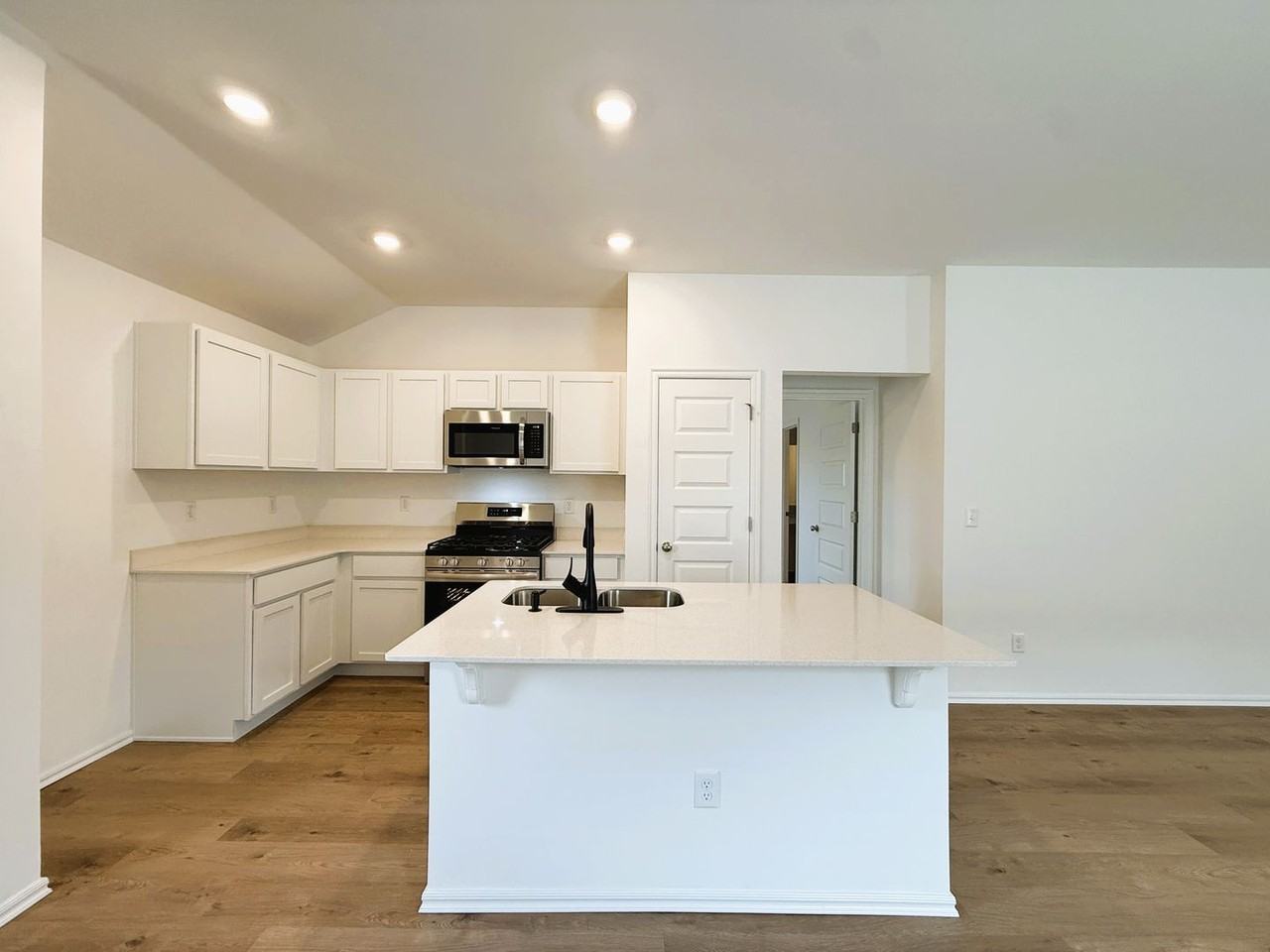 3625 Blue Ave - Photo 5 of 18