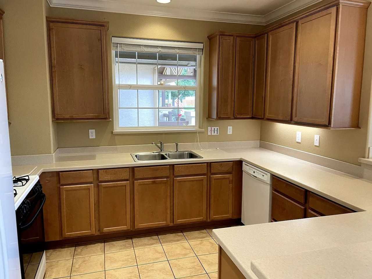 1320 Anita Ct - Photo 2 of 12