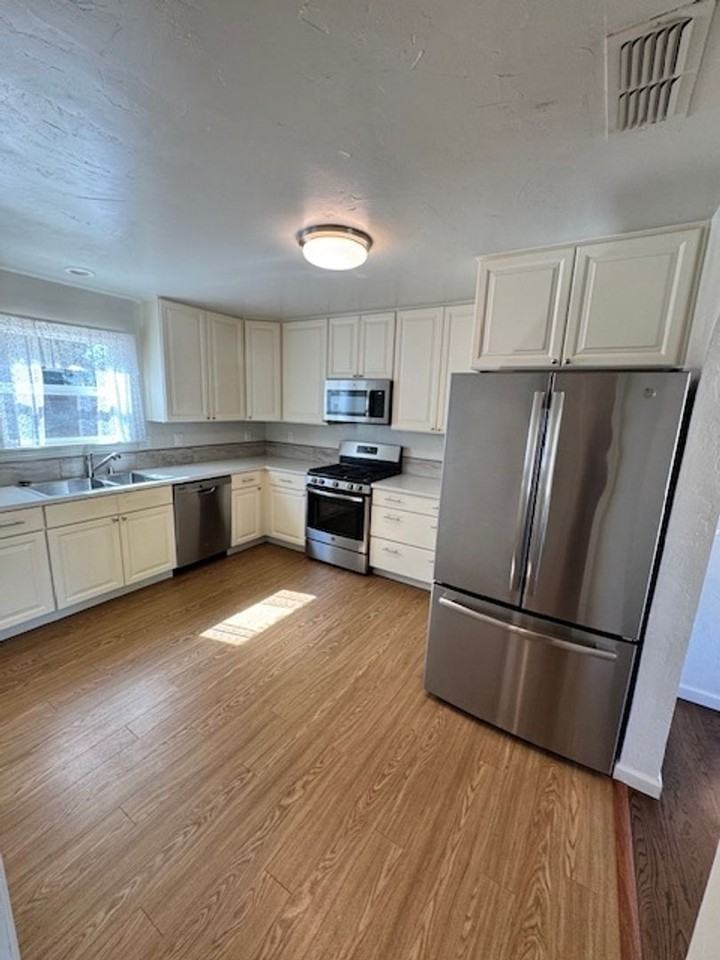 915 Lincoln St - Photo 7 of 47