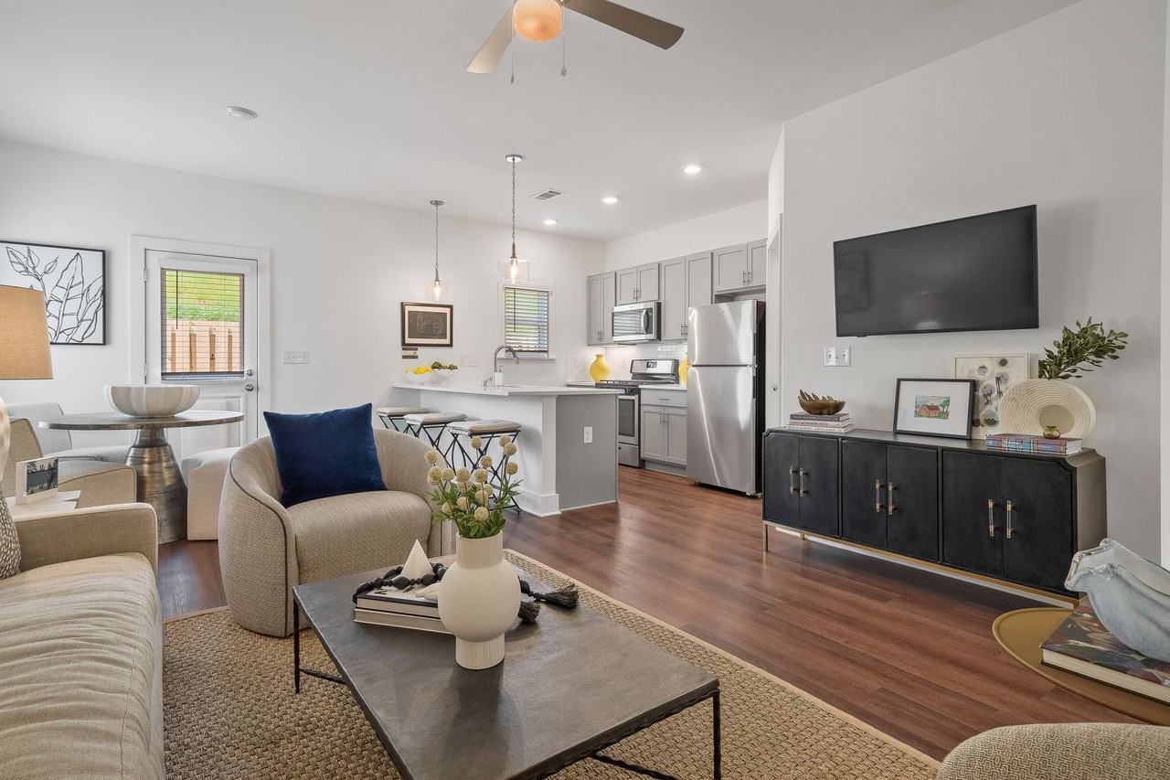 137 Huntley Dr - Photo 5 of 34