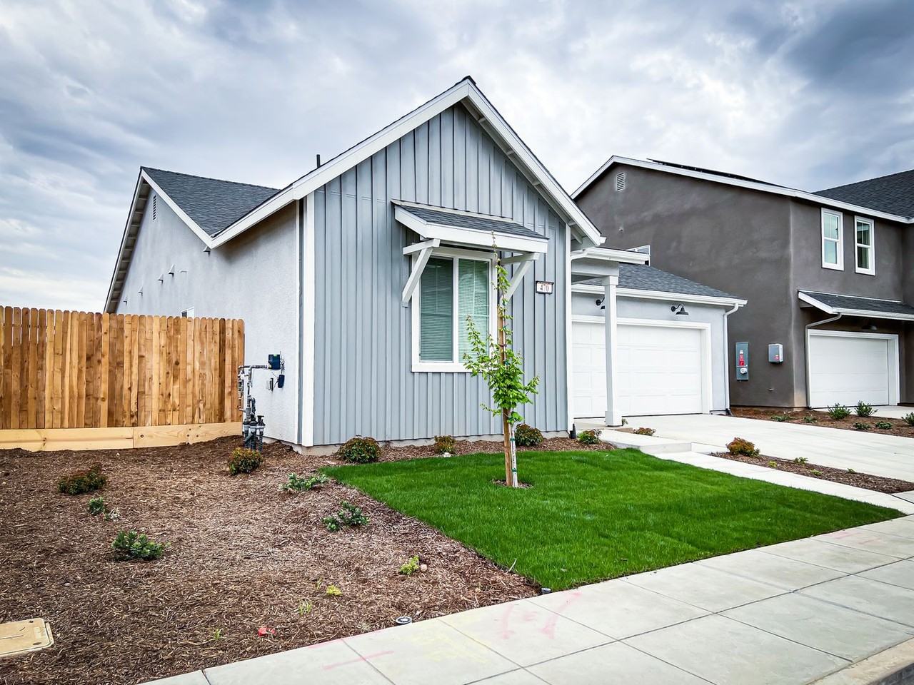 470 S Apricot Ave - Photo 3 of 40