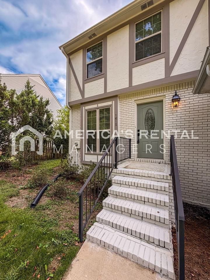 1615 Ashwood Ln - Photo 5 of 45