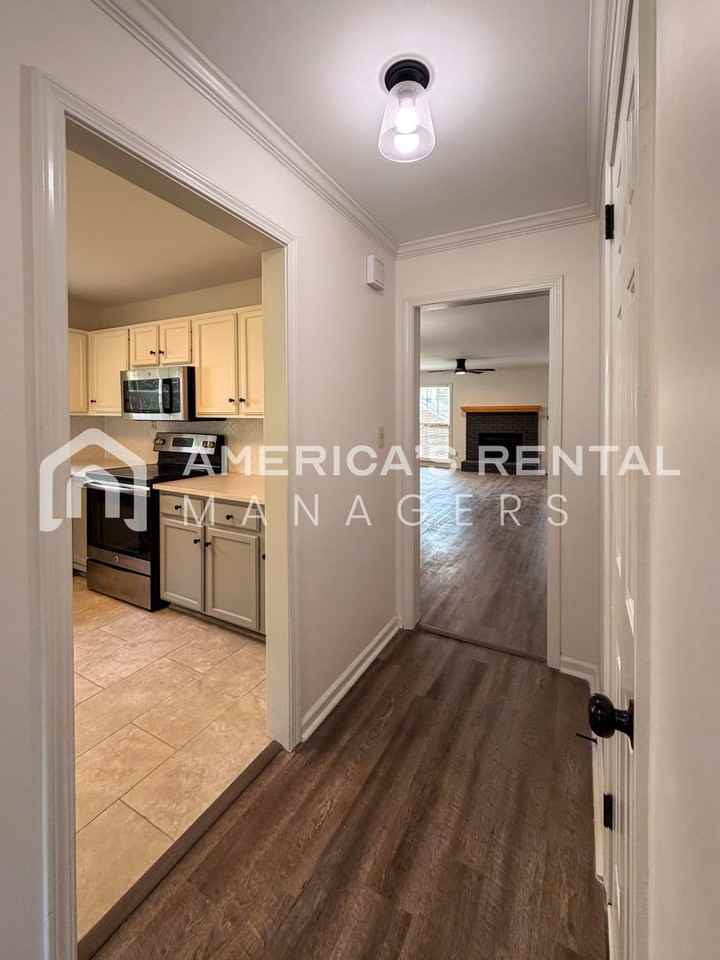 1615 Ashwood Ln - Photo 7 of 45