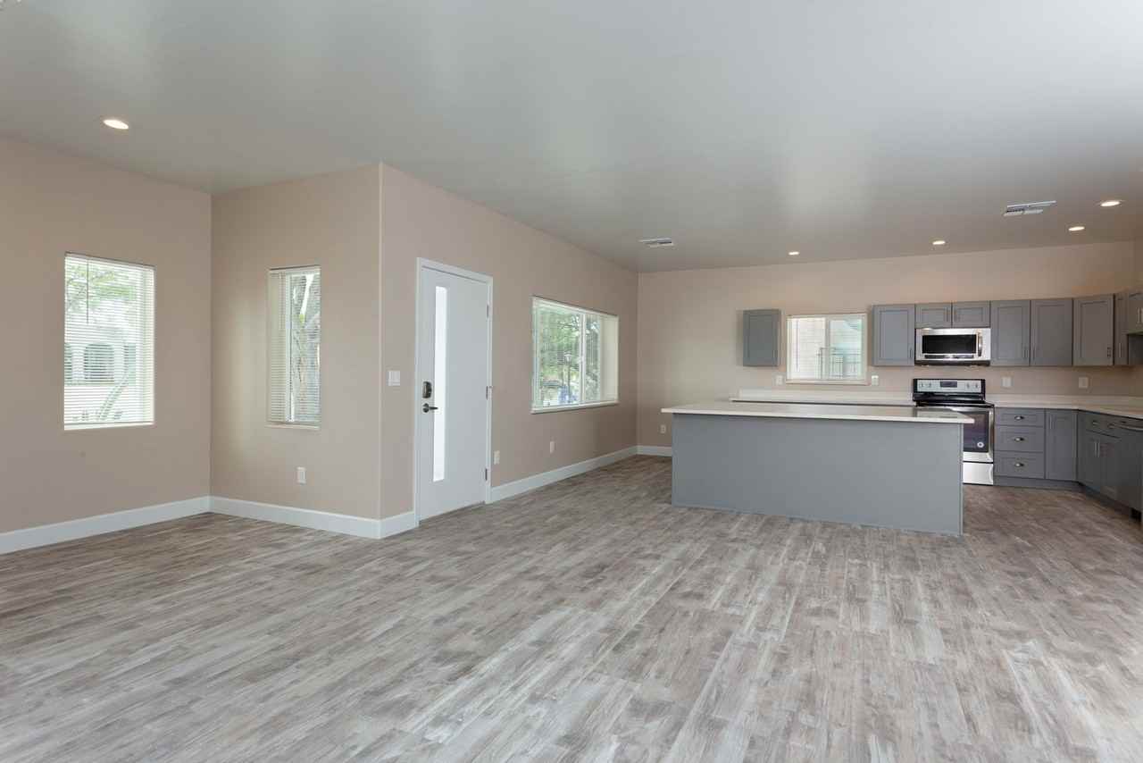1433 E Lee St - Photo 6 of 36