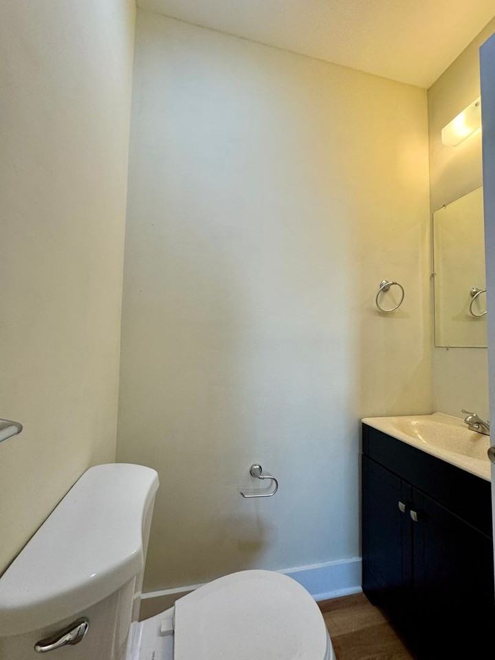 1502 W Baltimore St - Photo 7 of 18