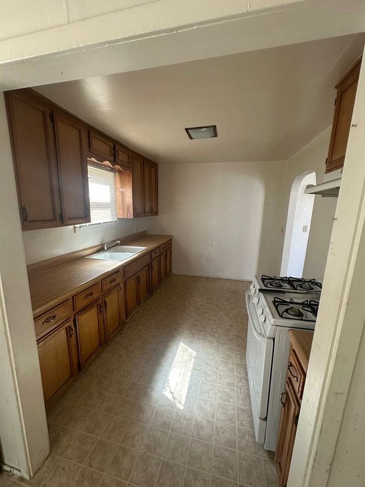 1803 N 11th Ave - Photo 2 of 5