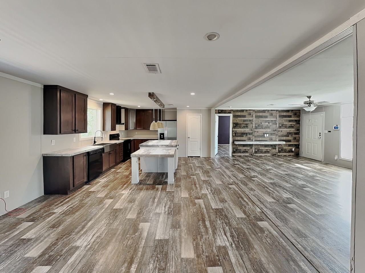 1601 Quail Run - Photo 2 of 16