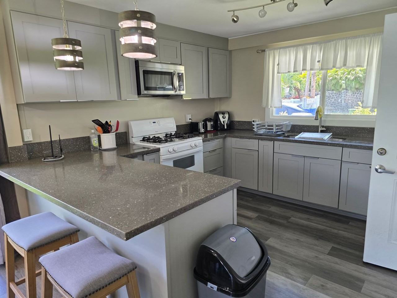 286 Auwaiolimu St - Photo 2 of 31