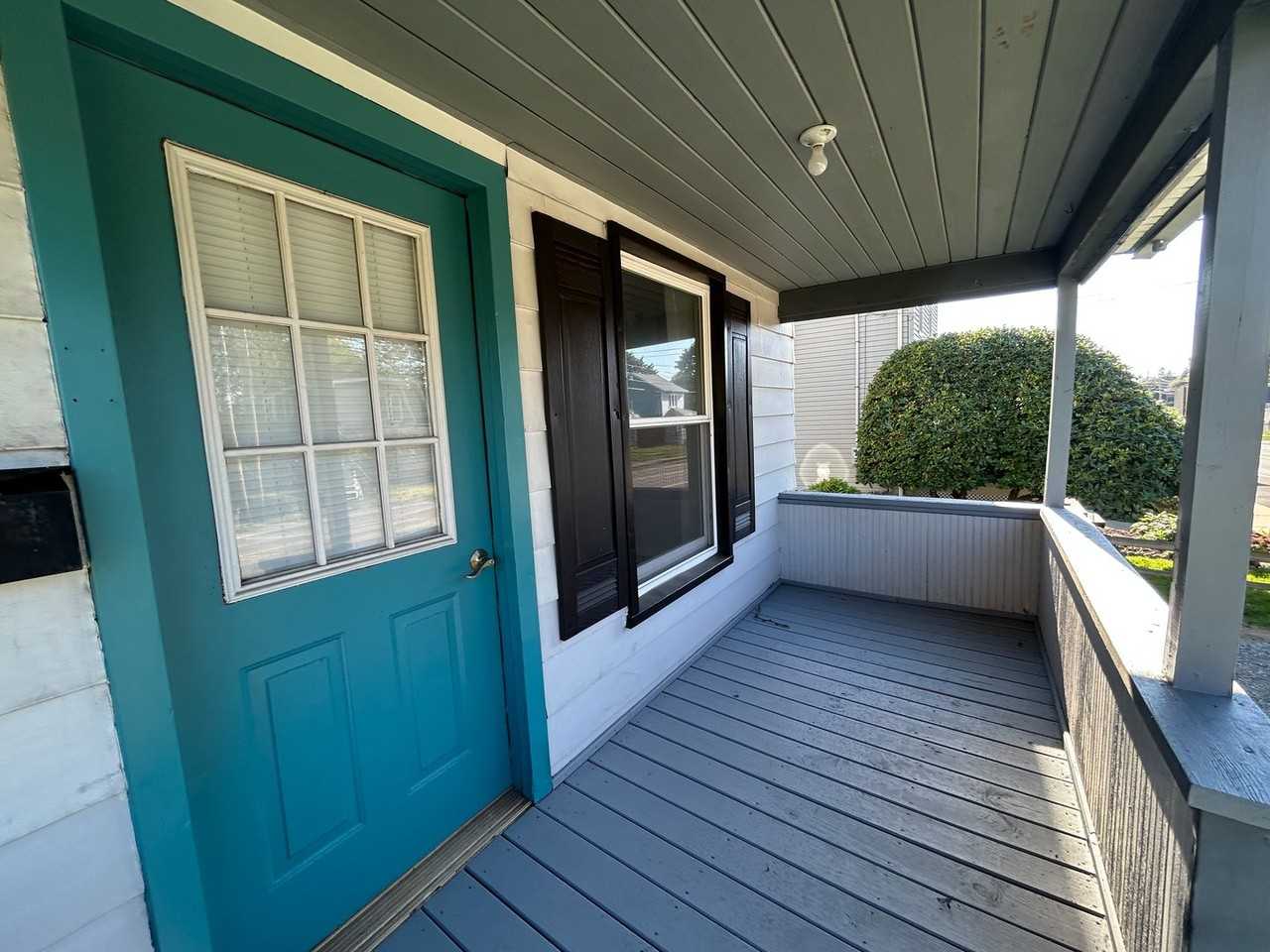 704 S Center St - Photo 2 of 16