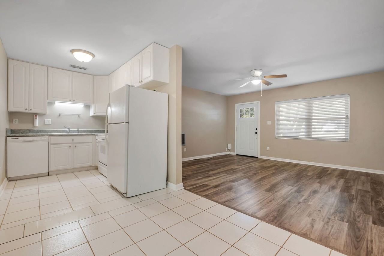 1109 Buckingham Dr - Photo 3 of 24
