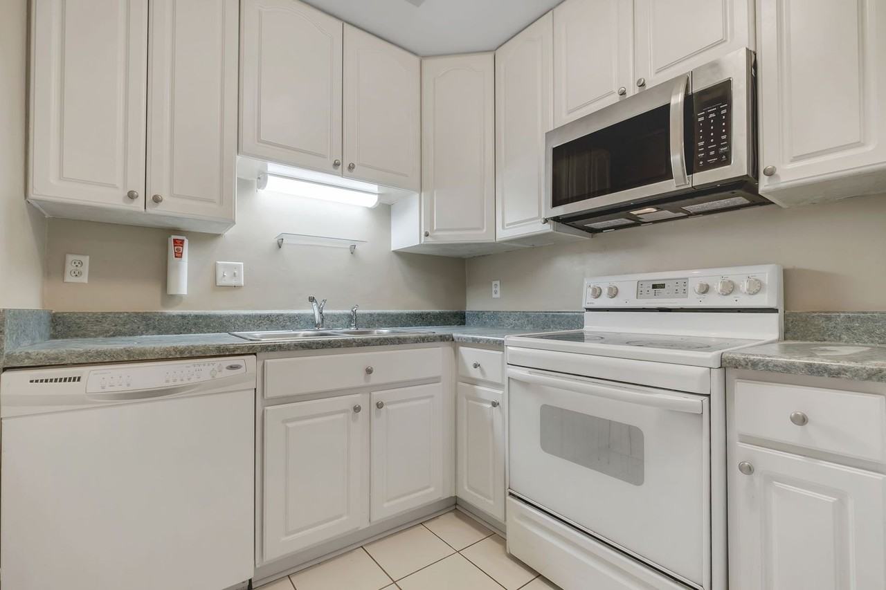 1109 Buckingham Dr - Photo 4 of 24