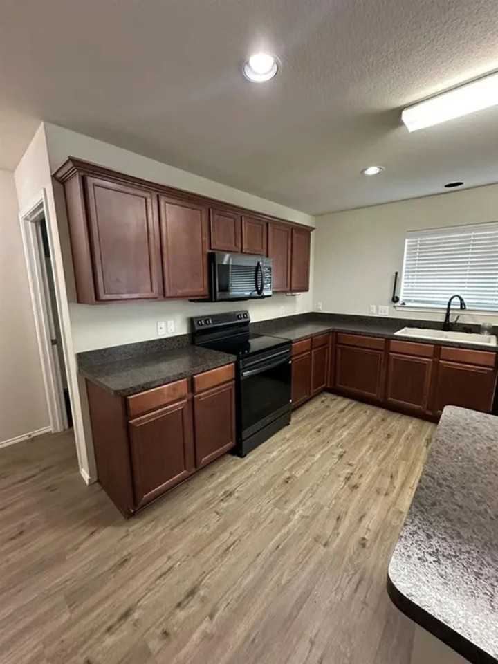 2038 Stagecoach Trl - Photo 3 of 15