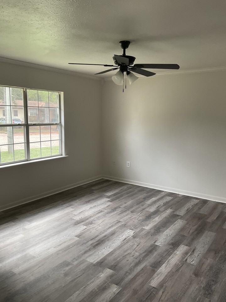 170 Colonial Cir #NA - Photo 4 of 5
