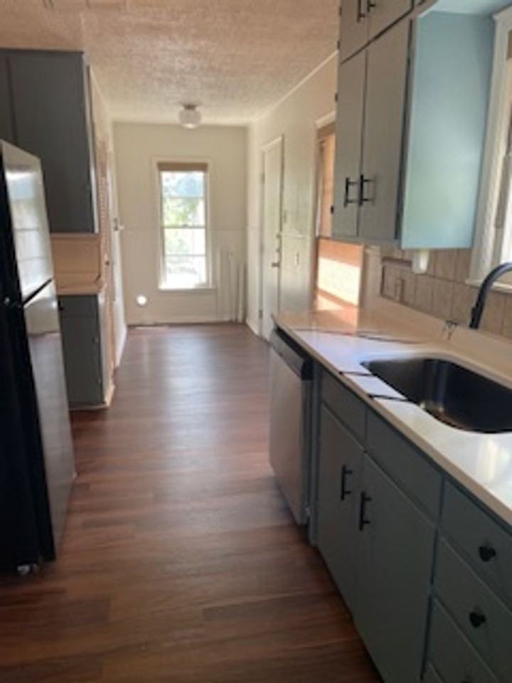 1270 W Pecan St - Photo 7 of 8