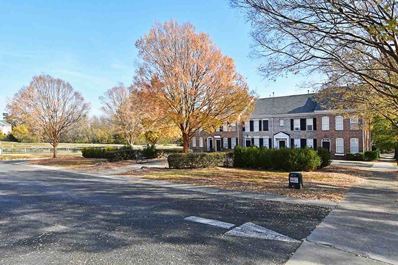 8643 Beaver Creek Dr - Photo 4 of 39