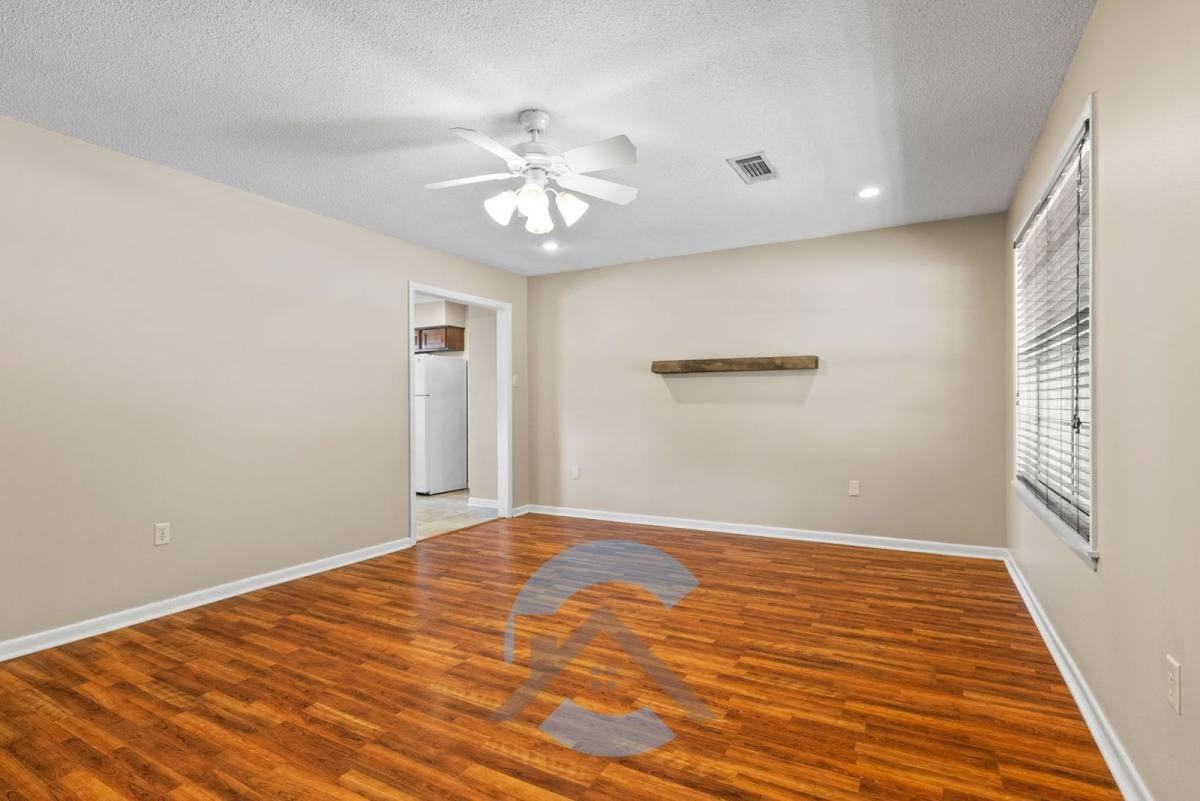 2417 Meadow Dr - Photo 2 of 10