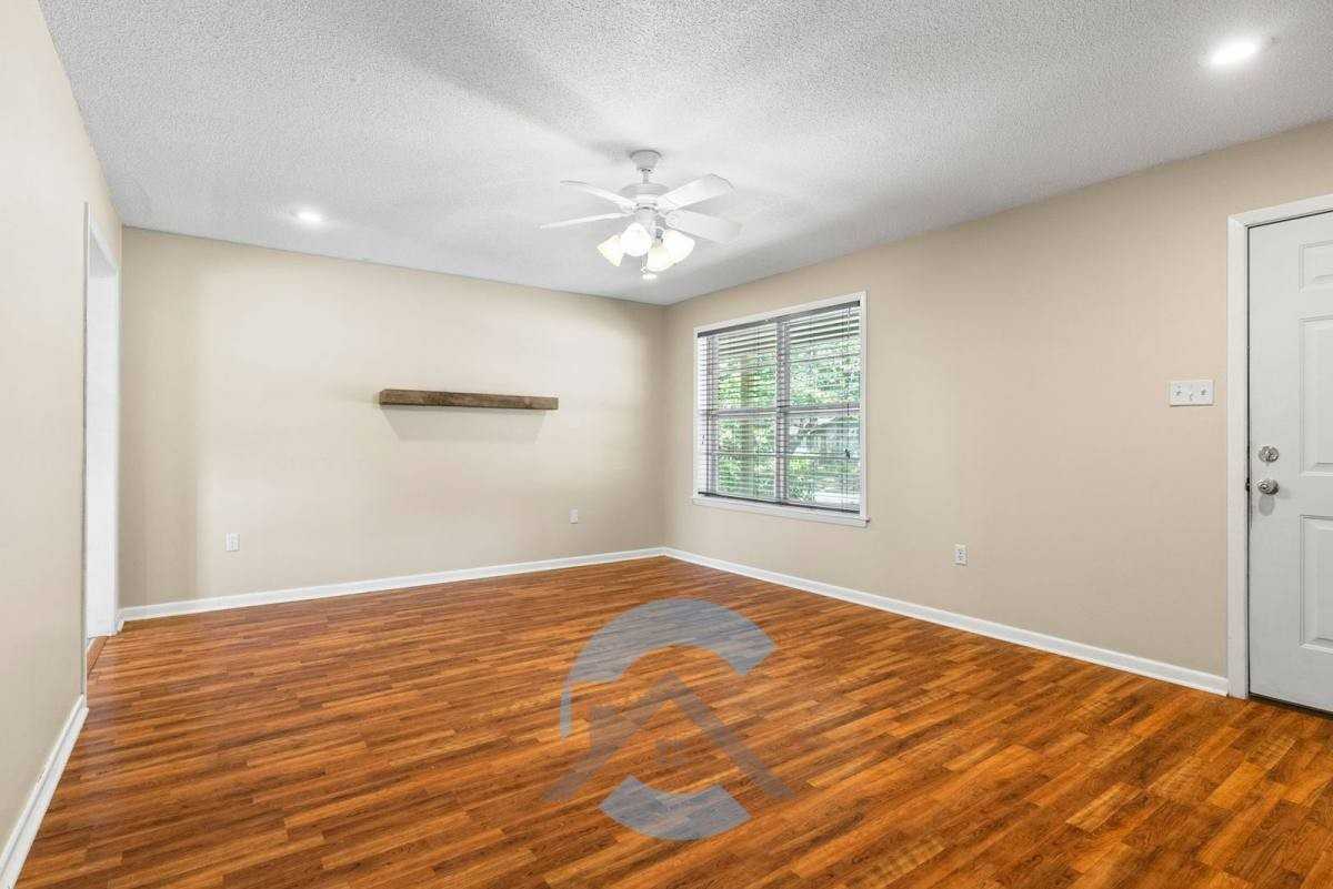 2417 Meadow Dr - Photo 3 of 10