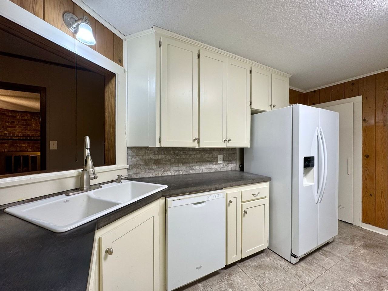 1515 E College St - Photo 2 of 24