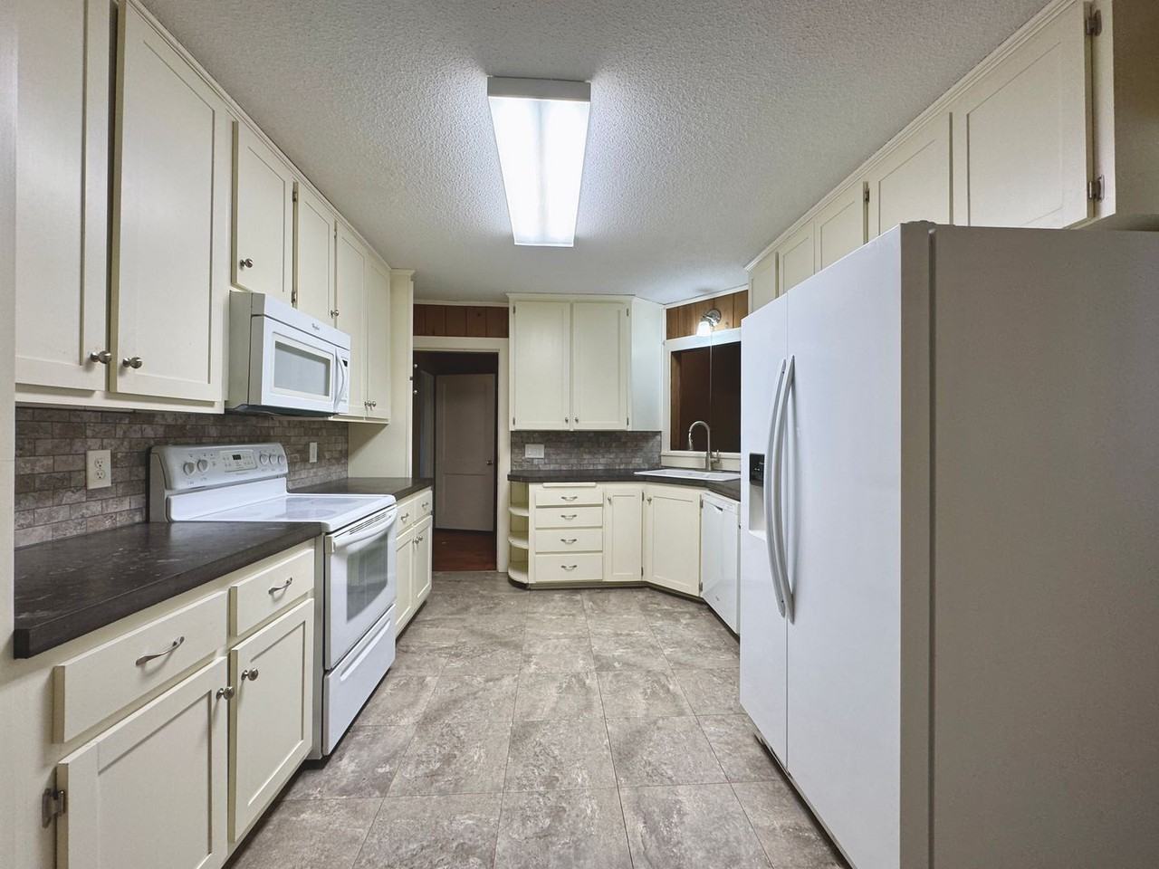 1515 E College St - Photo 3 of 24