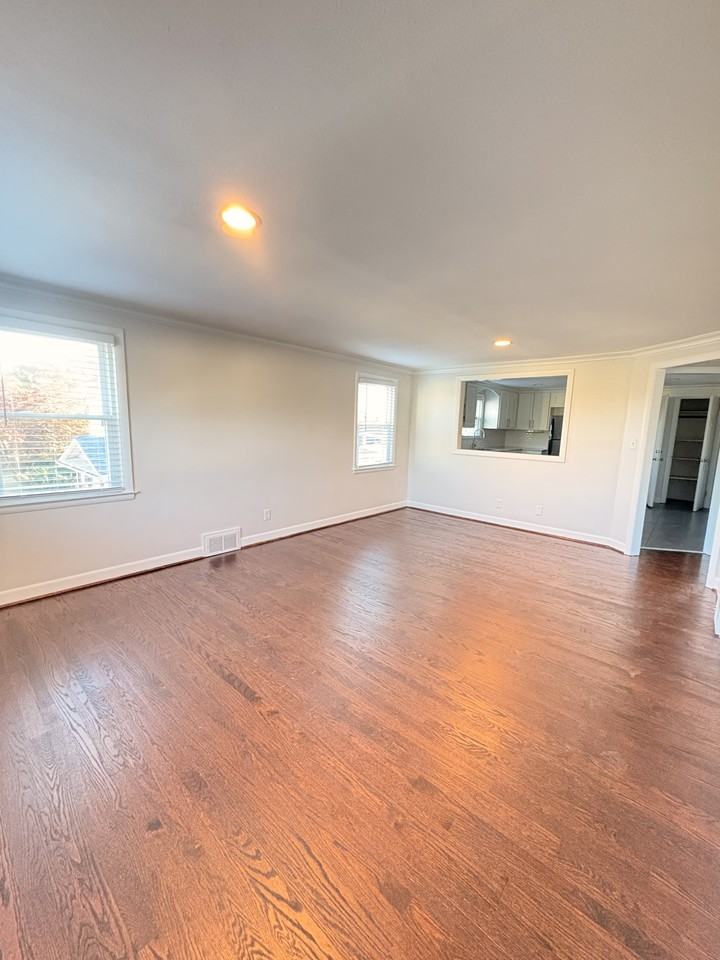 385 Quaker Ln S #387 - Photo 2 of 10